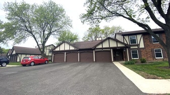 4825 Kimball Hill Dr in Rolling Meadows, IL - Building Photo