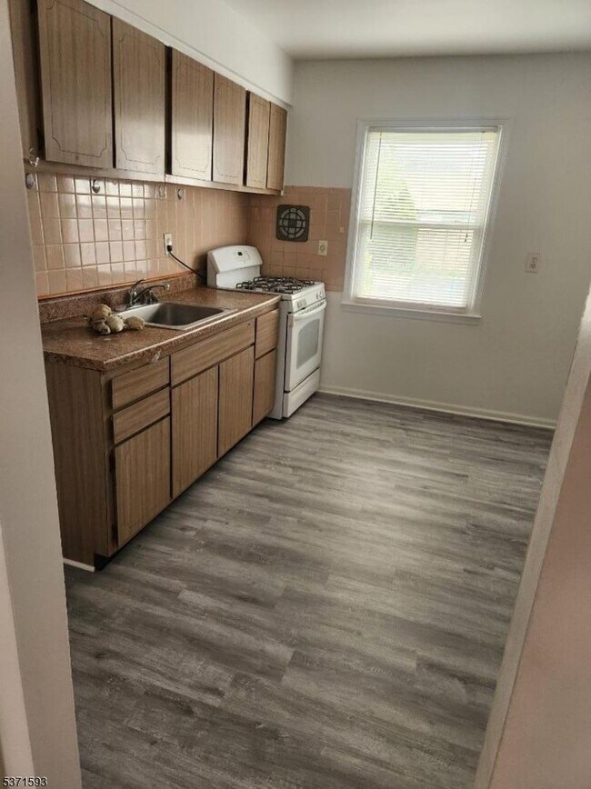 824 Bayway in Elizabeth, NJ - Building Photo - Building Photo