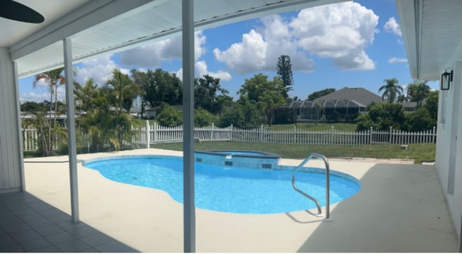 257 Bunker Rd in Rotonda West, FL - Foto de edificio - Building Photo