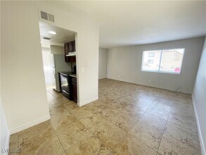 5447 Retablo Ave, Unit 4 in Las Vegas, NV - Building Photo - Building Photo