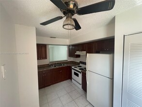 2461 NW 56th Ave, Unit 105 in Lauderhill, FL - Foto de edificio - Building Photo