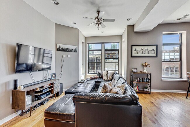 1042 N Orleans St, Unit 2 in Chicago, IL - Building Photo - Building Photo