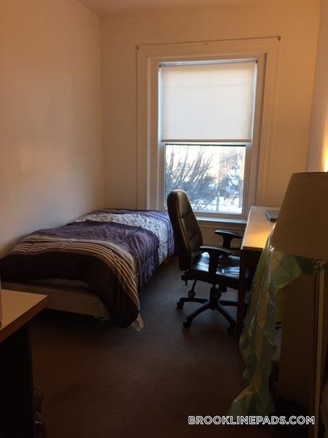 1077 Beacon St in Brookline, MA - Building Photo