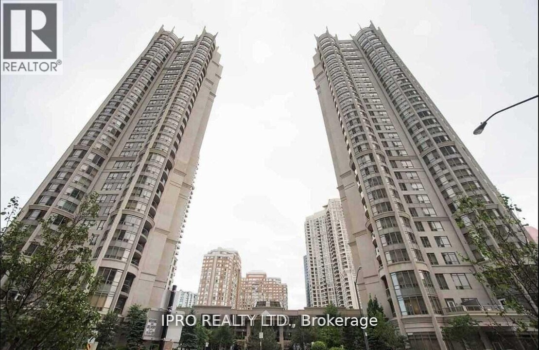 3880-3880 Duke of York Blvd in Mississauga, ON - Building Photo