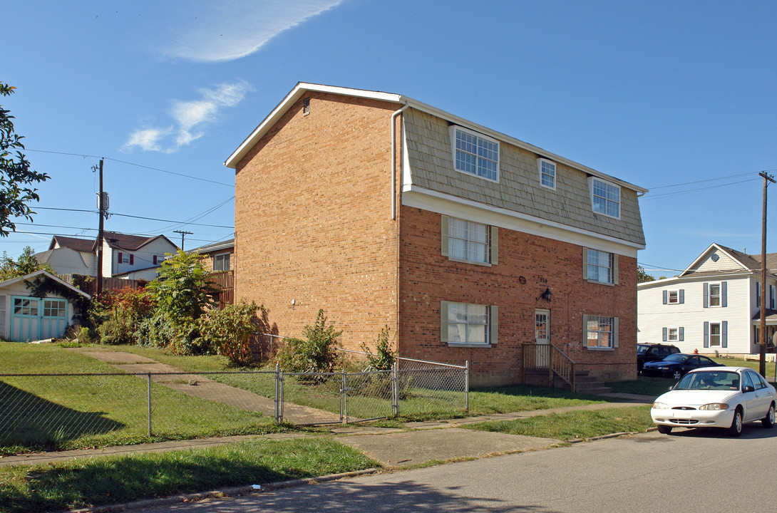 926 Chestnut St in Kenova, WV - Foto de edificio