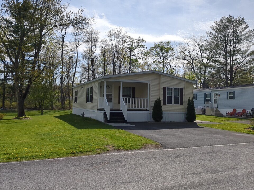 52 Edgewood Dr in Selkirk, NY - Building Photo