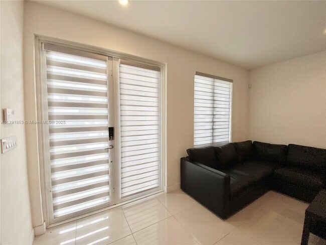 6415 NW 102nd Path in Doral, FL - Building Photo - Building Photo