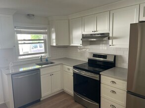 24 Linden Rd, Unit 1 in Barrington, RI - Building Photo - Building Photo