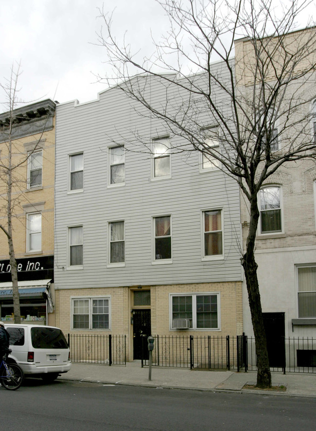 803 Seneca Ave in Ridgewood, NY - Foto de edificio - Building Photo