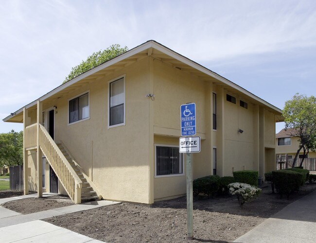 Rockwell Manor Apartments in Fairfield, CA - Foto de edificio - Building Photo