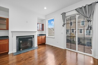 205 Roosevelt Dr, Unit 205 in Wood Ridge, NJ - Foto de edificio - Building Photo