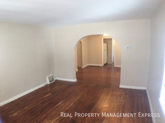 2 Bedroom 1 Bathroom Lower Level Unit Clos