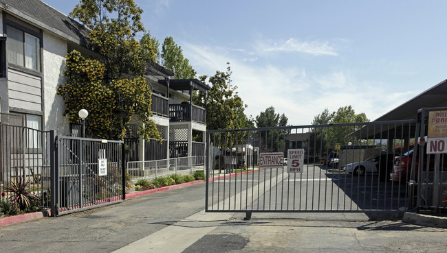 Evergreen Apartments in Bloomington, CA - Building Photo - Building Photo