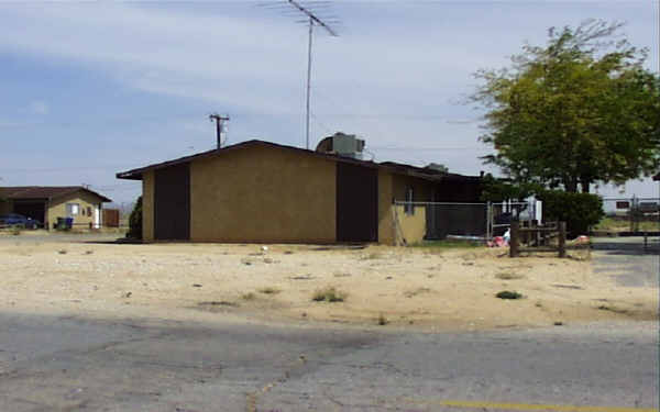 12611 Kiowa Rd in Apple Valley, CA - Building Photo - Building Photo