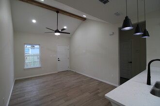 201 W Arcadio Padilla Service Rd in Elsa, TX - Building Photo - Building Photo