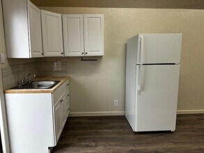 306 E Olive St, Unit Olive Studio in Newport, OR - Building Photo - Building Photo