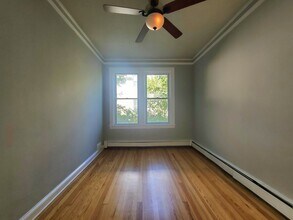 559 Avenue A, Unit 2F in Bayonne, NJ - Foto de edificio - Building Photo