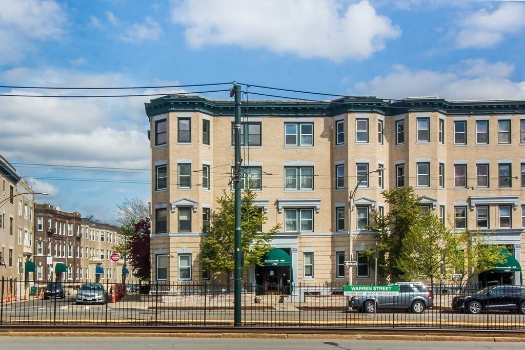 1400 Commonwealth Ave, Unit 3 in Boston, MA - Building Photo