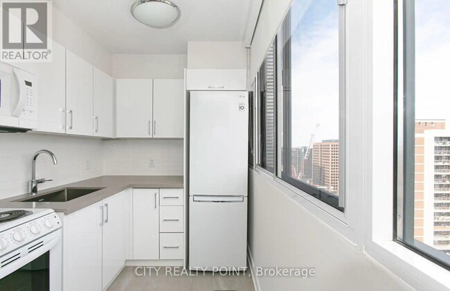 33-2233 Isabella St