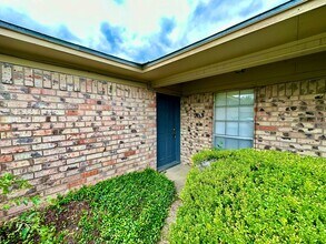 201-203-203 W Gruver Cir in Hewitt, TX - Building Photo - Building Photo