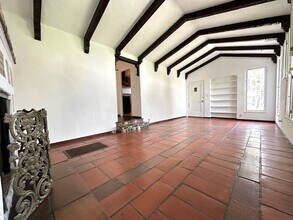 6233 Commodore Sloat Dr in Los Angeles, CA - Building Photo - Building Photo