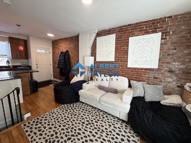 34 Sussex St, Unit 1 in Boston, MA - Foto de edificio - Building Photo