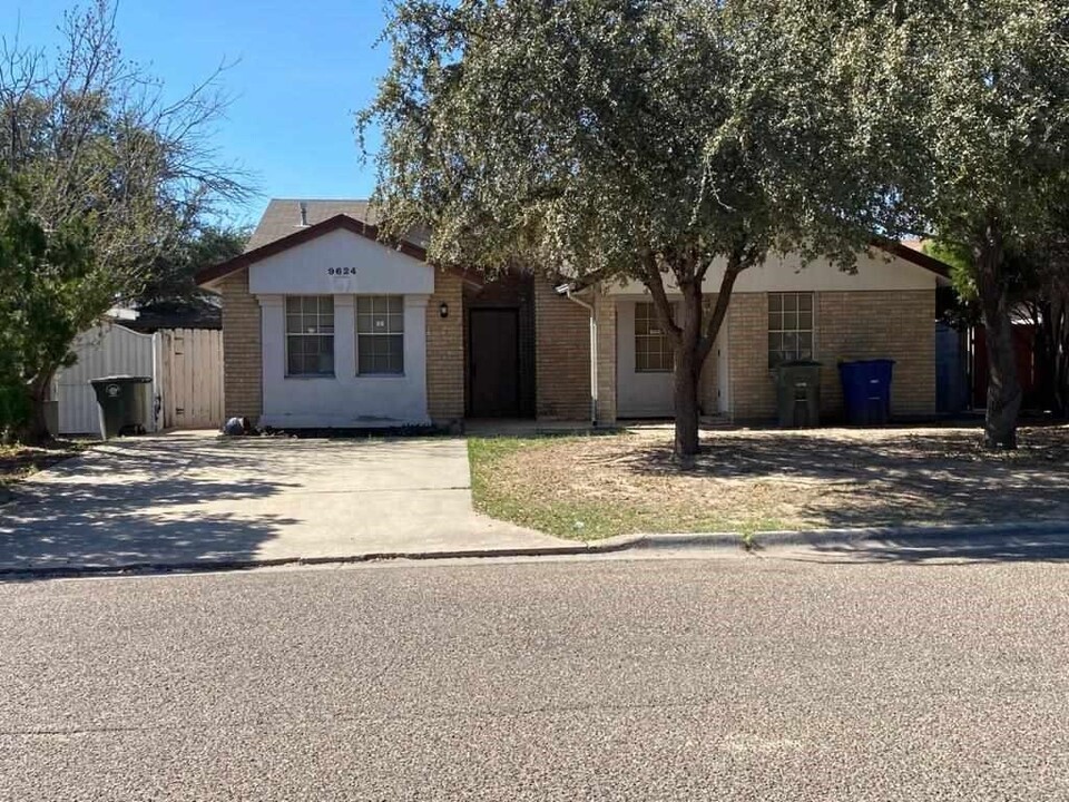 9624 White Wing Loop in Laredo, TX - Building Photo