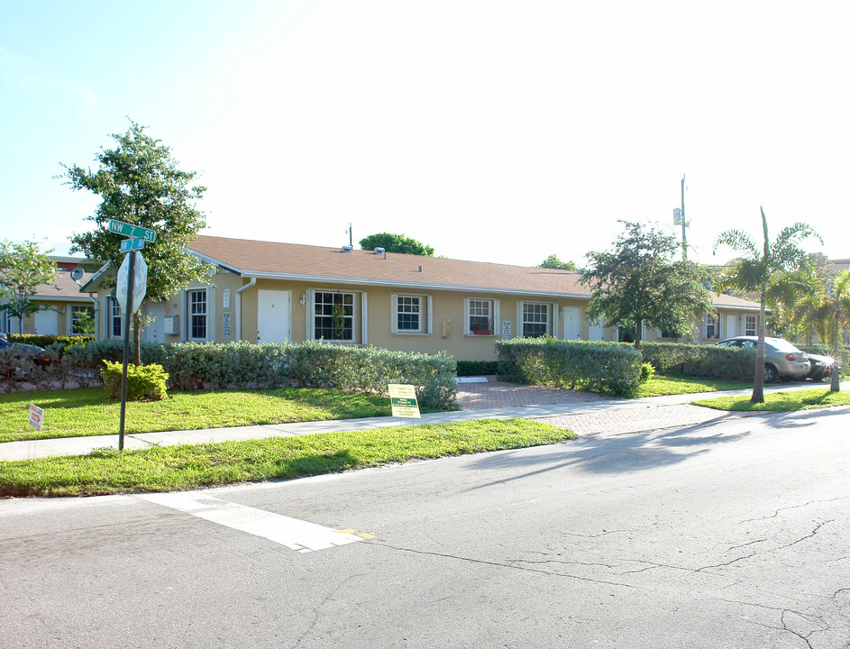 700-710 NW 2nd Ave in Fort Lauderdale, FL - Building Photo