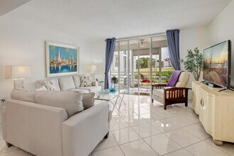 6850 10th Ave N in Greenacres, FL - Building Photo - Building Photo