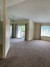 6680 Ridgefield Cir, Unit 205 in West Bloomfield, MI - Foto de edificio - Building Photo