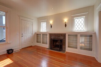 305 Dewey Pl E in Seattle, WA - Building Photo - Building Photo