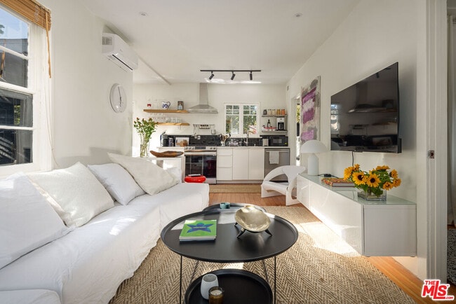 947 Amoroso Pl in Los Angeles, CA - Building Photo - Building Photo