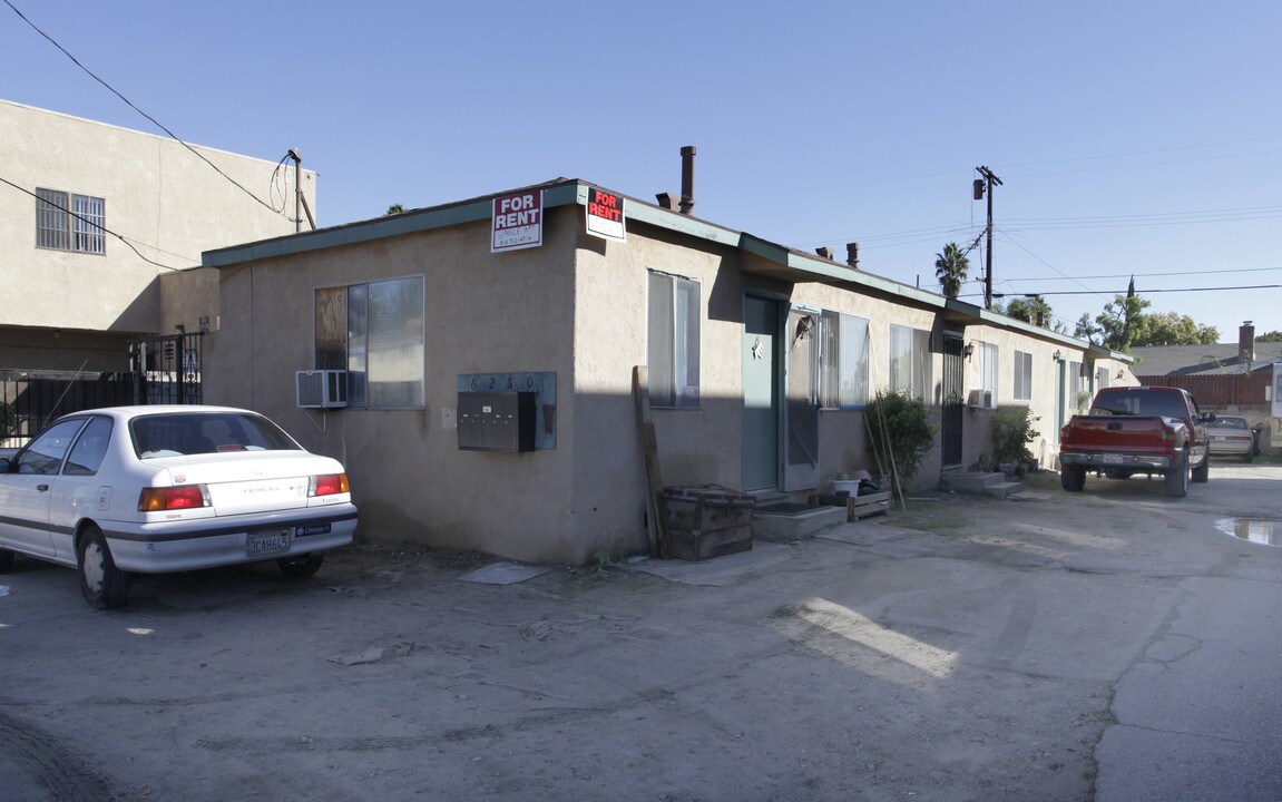 6250 Vineland Ave in North Hollywood, CA - Building Photo