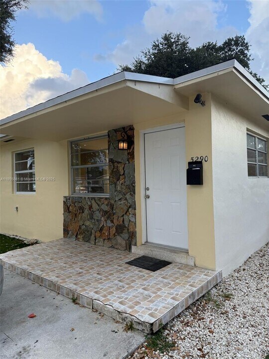 5290 NW 2nd Terrace in Miami, FL - Building Photo