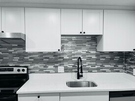 4 Hallmark Gdns in Burlington, MA - Building Photo