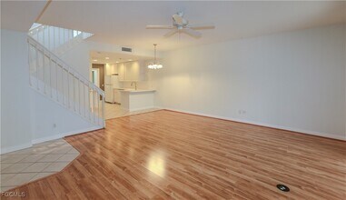 5823 Cove Cir in Naples, FL - Foto de edificio - Building Photo