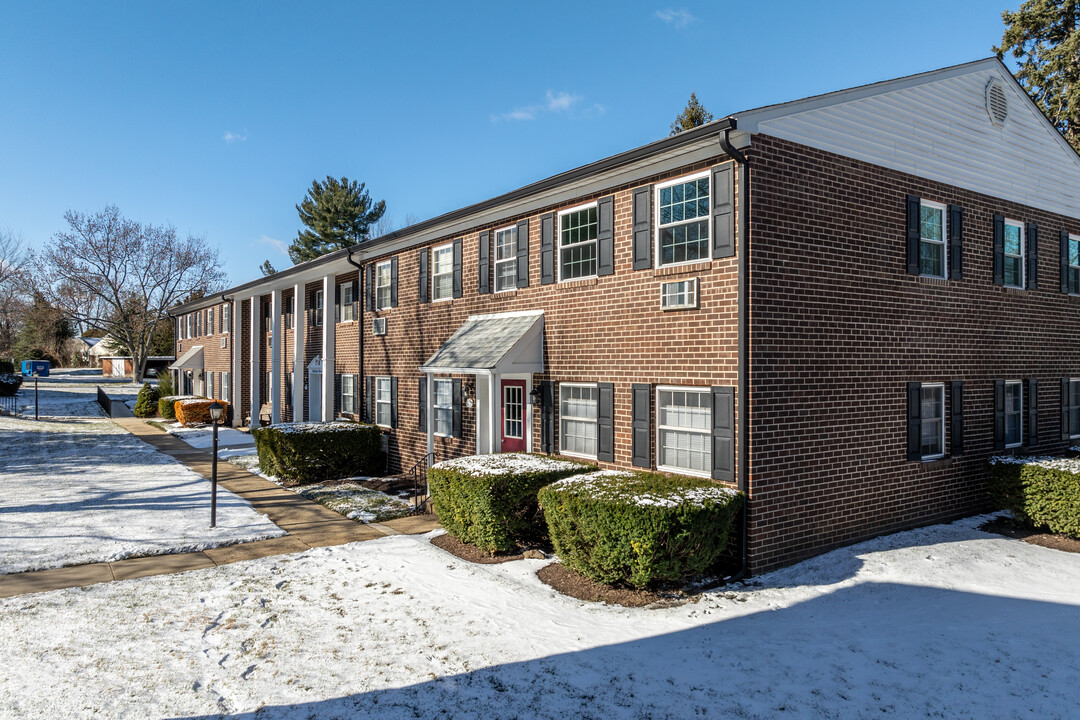 Aston Arms Condominiums in Aston, PA - Building Photo