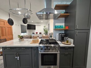 11334 Emelita St in Los Angeles, CA - Building Photo - Building Photo