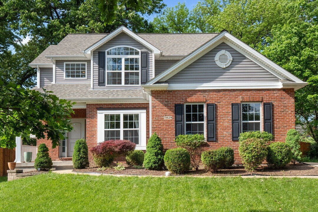 7529 Shaftesbury Ave in University City, MO - Building Photo