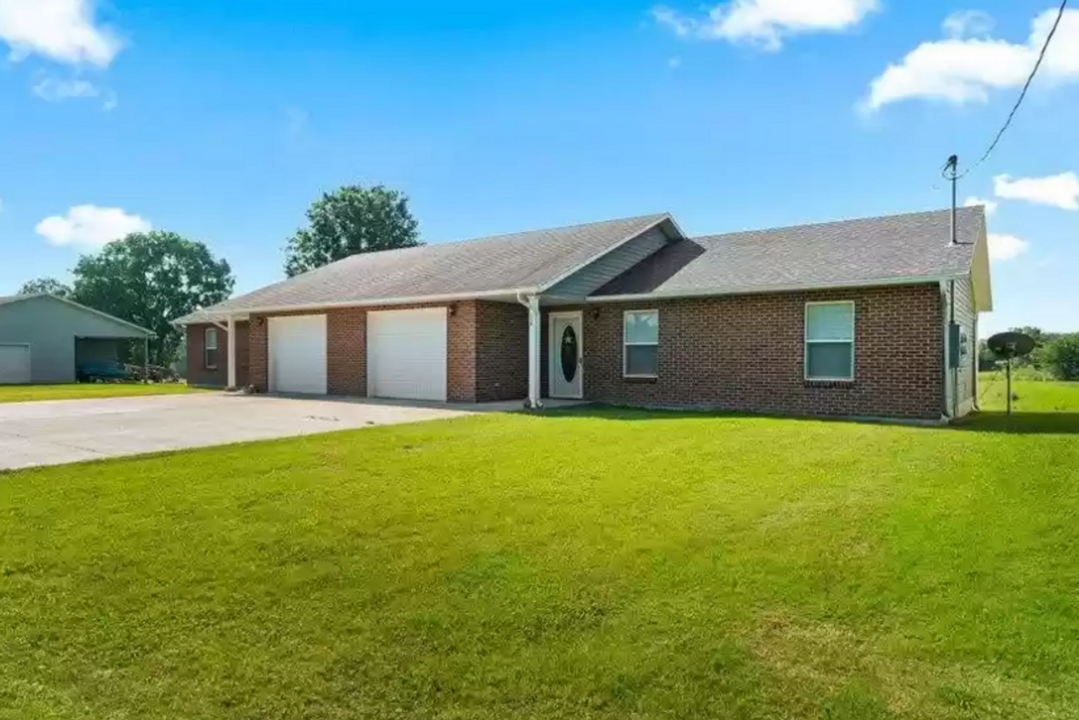 218 Comanche Ln-Unit -218 in Jackson, MO - Foto de edificio