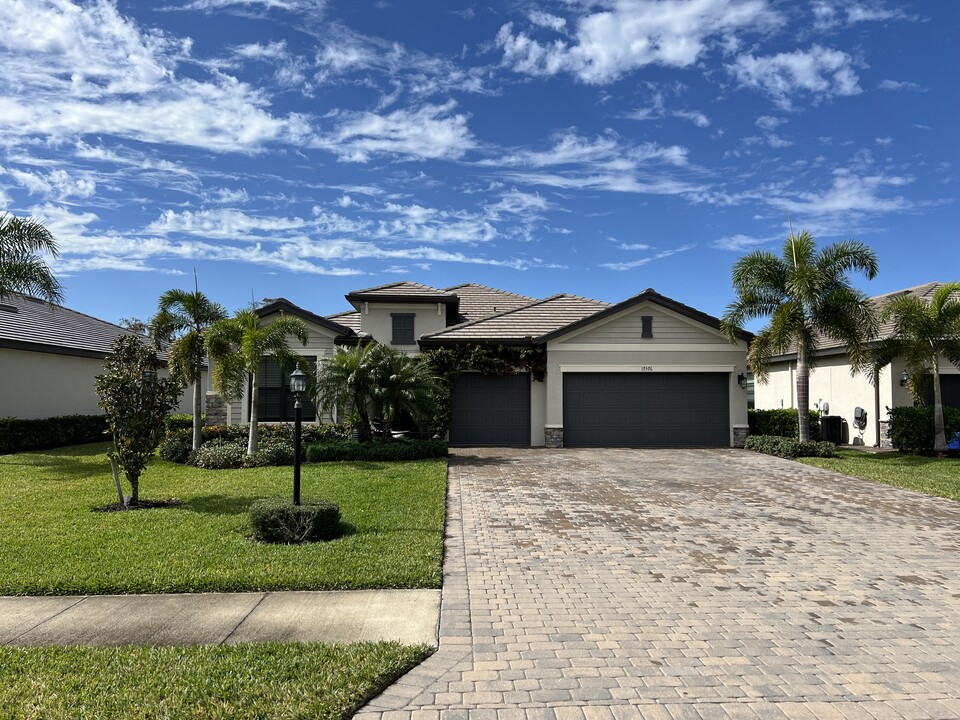 17576 Kinzie Ln in Estero, FL - Foto de edificio