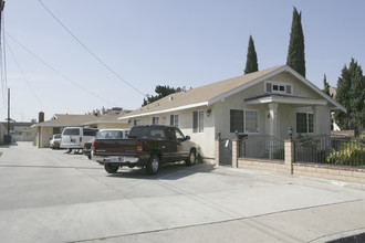 9526-9530 1/2 Park St in Bellflower, CA - Foto de edificio - Building Photo