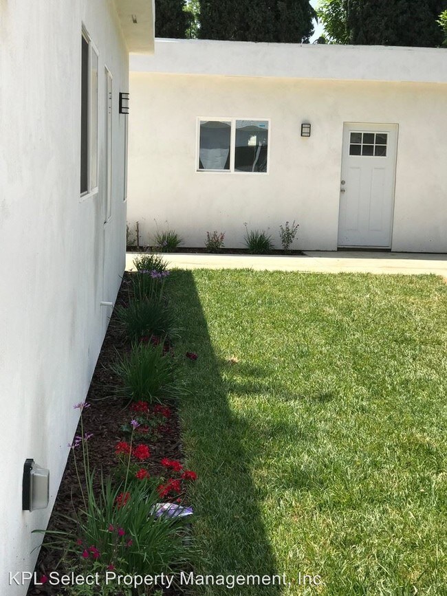 18556 Hart St in Los Angeles, CA - Building Photo - Building Photo
