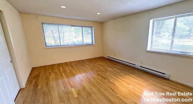 320 Hammond Pond Pkwy, Unit 101 in Brookline, MA - Foto de edificio - Building Photo