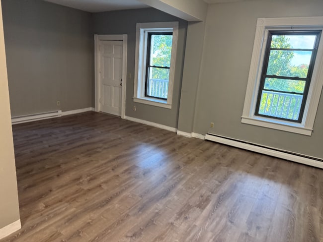 12-14-14 E Main St in Orange, MA - Foto de edificio - Building Photo