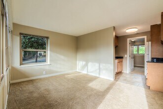 Prime location for walkable living near shops and restaurants! in Seattle, WA - Building Photo - Building Photo