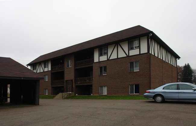 Villa West in Massillon, OH - Foto de edificio - Building Photo