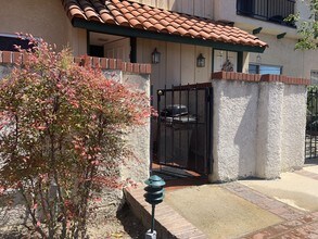 10030 Owensmouth Ave, Unit 2-W in Los Angeles, CA - Building Photo - Building Photo