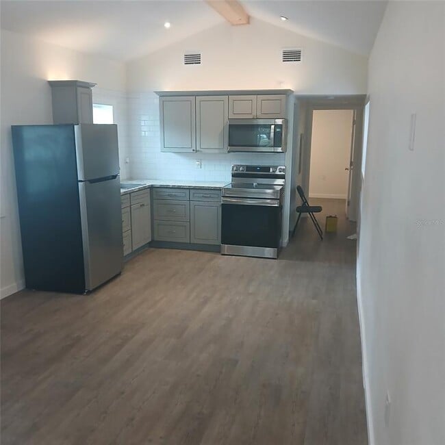 198 Broad St in Masaryktown, FL - Building Photo - Building Photo
