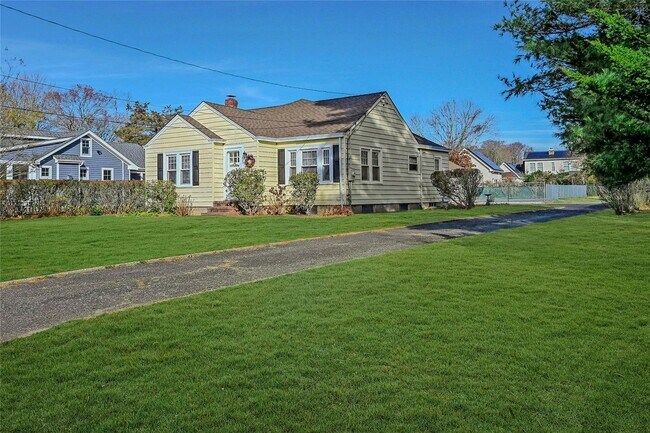 425 Old Shipyard Ln in Southold, NY - Building Photo - Building Photo